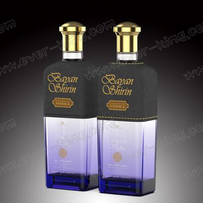 China La botella de vidrio de cuero de rociadura del licor del color modificó 700ml para requisitos particulares en venta