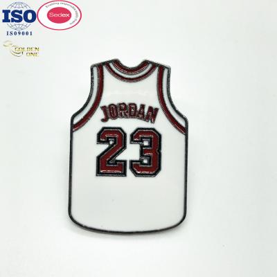 Chine L'émail physique dur de basket-ball goupille le logo de Sports Custom Company du numéro 23 de débardeur à vendre