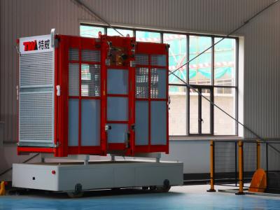 China Q345B Steel 2000kg Per Cart Construction Hoist Lift For Passenger Material for sale