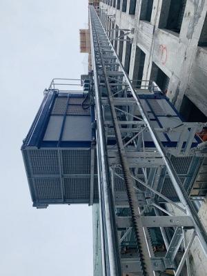 Chine les marchandises 1.6ton/Cage lèvent la grue de passager d'ascenseurs avec le mât galvanisé à chaud de VFD cotrol/et la grue adaptée aux besoins du client par cage à vendre
