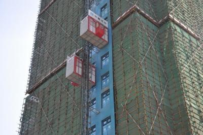 China El control de VFD, inmersión caliente galvanizó el alzamiento del edificio de la construcción 2000kg, 0-40m/Min Passenger Material Hoist en venta