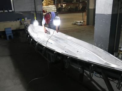 China Resistência ácida de molde de caiaque de plástico de 5,1 metros com superfície fosca e espelhada à venda