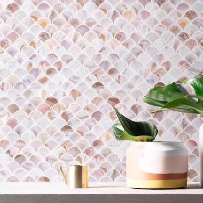 中国 Fan Shape Natural Shell White Pattern Mosaic Tile Mother Of Pearl Backsplash Wall Tile 販売のため