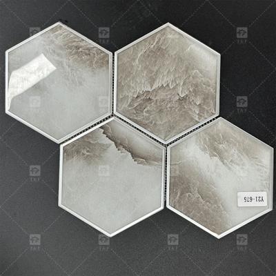 中国 295x310mm 六角形ガラスモザイクタイル 浴室壁のための光り輝く表面 販売のため