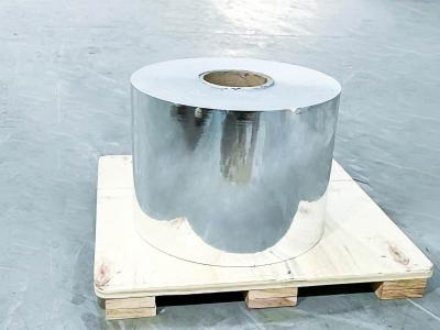 Китай Светлое Серебро ПЭТ самоклеящиеся наклейки Бумажная рулонка водонепроницаемая толщина поверхности 25у продается