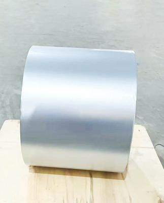 China Papel adhesivo de PET de plata mate rollo de pegatina 25u espesor de superficie pegamento caliente en venta