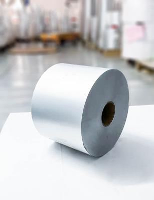 Chine Adhésif acrylique papier blanc collante à l' arrière, rouleau de libération de liner 50u épaisseur de surface à vendre
