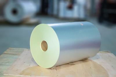 China Adhesivo Kraft autoadhesivo pegajoso de papel de etiqueta de rollo pegamento de aceite certificado SGS en venta