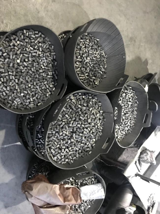 Self-Lubricant Without Oil Cylinder of Graphite Rod