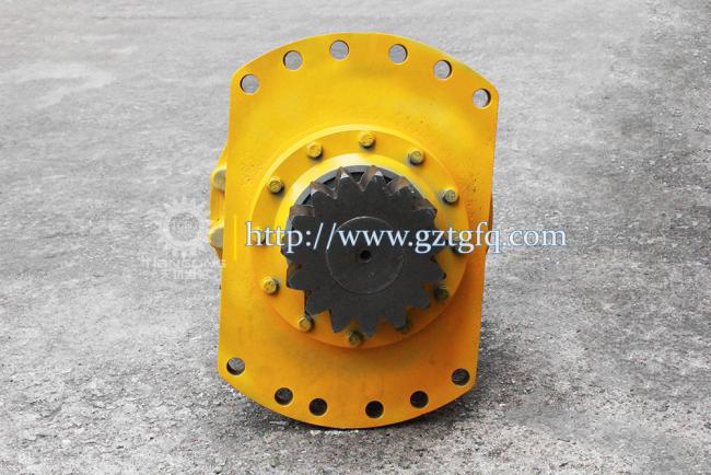 Komatsu PC200-6 swing gearbox side view