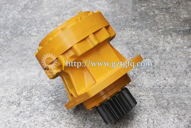 Komatsu PC200-6 swing gearbox detailed view