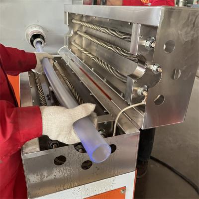 China Fabricantes de línea de extrusión de tuberías de PVC de alimentación automática Máquina de fabricación de tuberías de manguera de gas suave en venta