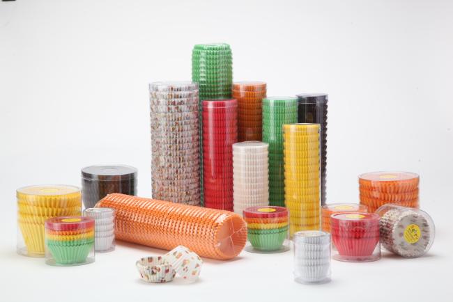 Package view of 75Ãâ25mm greaseproof cupcake liners