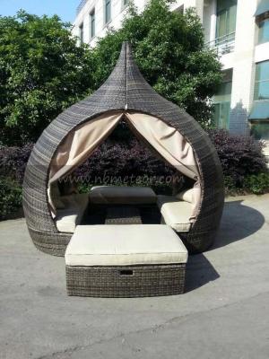 China Round Wicker Daybed with Natural Appeal for Outdoor Relaxation for sale