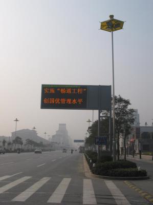 China A estática do texto exprime sinais de rua eletrônicos, sinais conduzidos da informação que movem a placa da estrada das palavras à venda