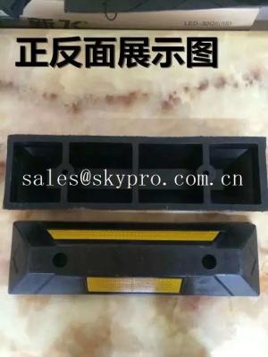 China Reflective Rubber Wheel Stopper For Parking , Road Construction Equipment For Light Truck for sale