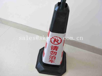 中国 交通安全のゴム製基盤が付いている蛍光耐久の多彩で平らなPEの交通円錐形 販売のため