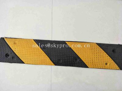 China Driveways / Parking Lots Safety Road Speed Bumps Reflective Recycled Rubber for sale