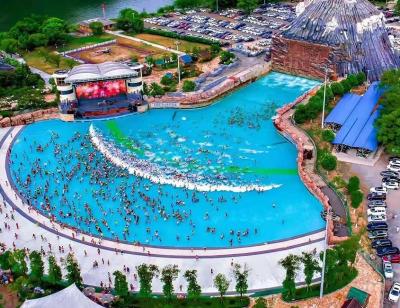 Chine Grande économie d'énergie de piscine de vague de parc aquatique de piscine synthétique intelligente faite sur commande de vague à vendre