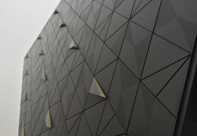 China Perforation Erweitertes Metallnetz für die Fassade Netze Verkleidung Metallnetzblech Erweitertes Netz Metall Vorhang Fassadenplatte zu verkaufen
