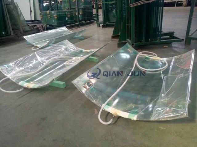 Vacuum bagging film application in laminated glass production