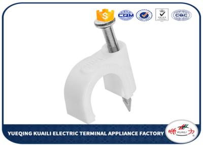 Chine La fixation blanche plastique de câble de place de cercle de la matière 7mm coupe avec 304 clous en acier à vendre