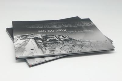 Китай Книга в твердой обложке книжного производства штейнового слоения идеальное связанное продается