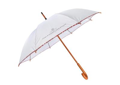 Chine Logo promotionnel de parapluies de golf de matériaux blancs de pongé imprimant la poignée en bois de J à vendre