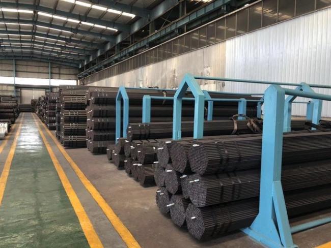 ASTM A335 P11 P22 P5 P9 Seamless Boiler Tubes Black Painting And Beveled 0