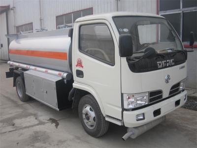 China HÁ entrega branca do combustível do produto do caminhão de petroleiro do óleo 4000L capacidade do tanque de 3 toneladas à venda