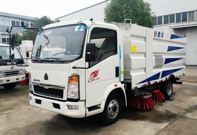 中国 Howo 4*2の道掃除人のトラック、1.5cbm水4cbm塵が付いている道のクリーニングのトラック 販売のため