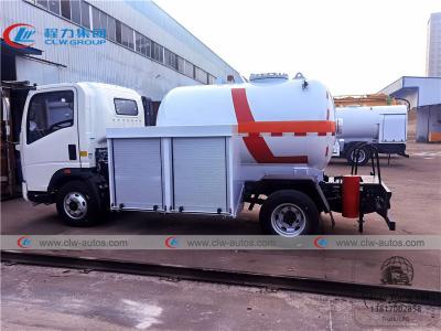 China camión de petrolero rabicorto de 4000L Sinotruk HOWO 4x2 LPG con el metro de flujo en venta