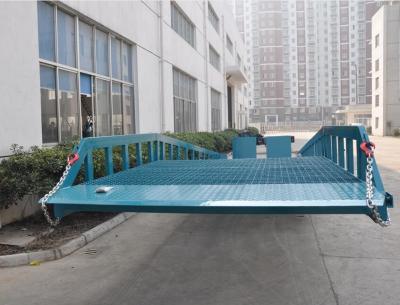 China Reinforced Gusseted Lip Metal Loading Dock Ramp Non Skid for sale