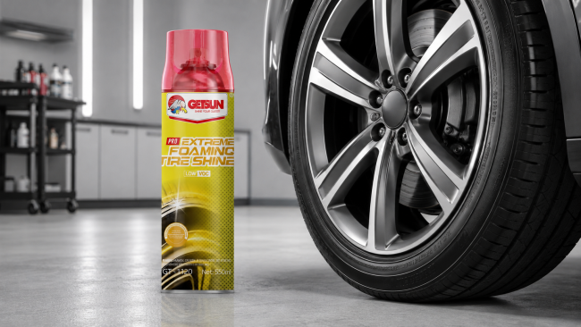GETSUN 550ml tire shine spray beside a clean alloy wheel in a detailing studio