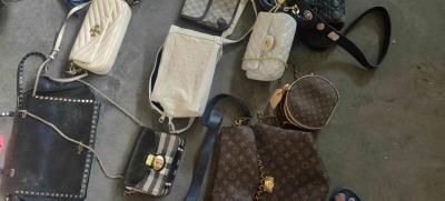 China Practical Interiors Second Hand Luxury Bags Preloved Handbags With Zippered Pockets for sale