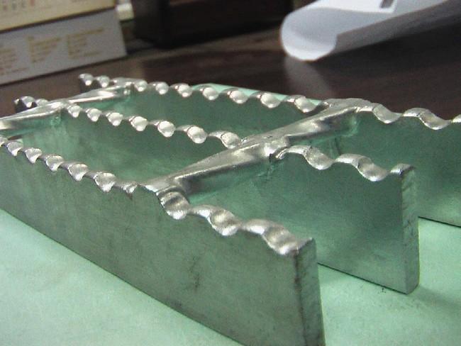 Hot Dipped Galvanized Steek Stair Treads Customized Size 30mm Pitch