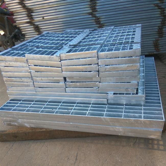 Hot Dipped Galvanized Steek Stair Treads Customized Size 30mm Pitch