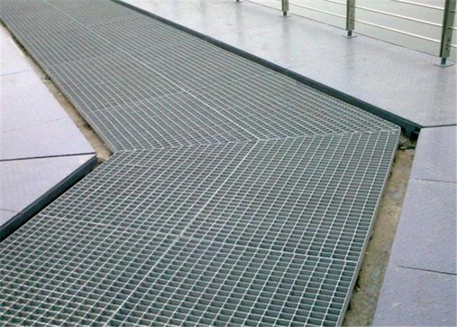 25 / 3 , 30 / 3 Integrated Type Pressure Locked Grating Saddle Clip Fixed