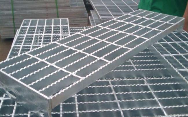 30 X 3 Safe Galvanized Steel Stair Treads For Heavy Duty Light Weight