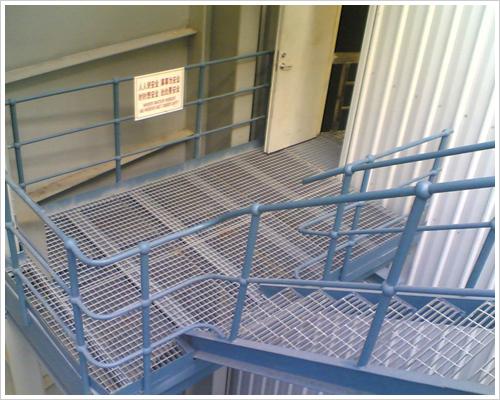 30 X 3 Safe Galvanized Steel Stair Treads For Heavy Duty Light Weight