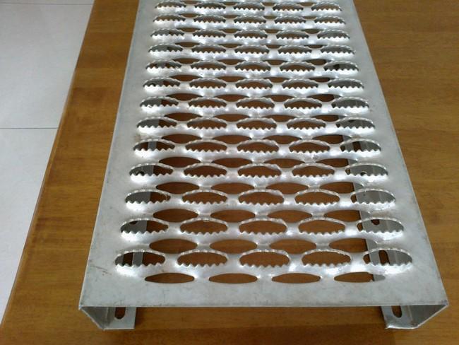 Black Galvanized serrated anti slip stair treads steel grating