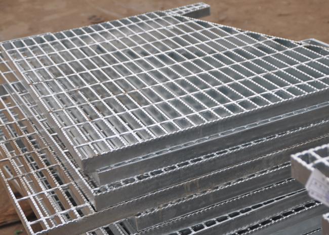 Pvc Coated Or Galvanized Serrated Steel Grating Green Or Sliver