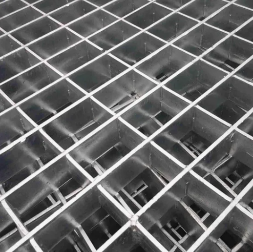 Steel grating application in walkway construction