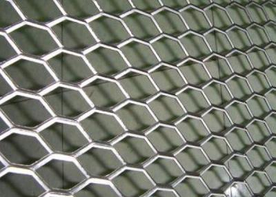 Chine Le trou de losange a augmenté l'épaisseur extérieure galvanisée plongée chaude 4mm de maille en métal à vendre