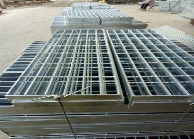 China Pisadas de escalera del metal de ASTM Q235 SS304, pisada de escalera del acero inoxidable 25 x 3 en venta