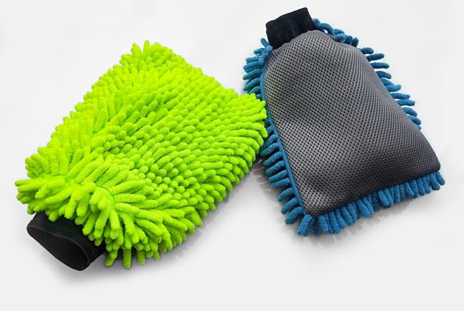 Chenille and sandwich mesh car washing gloves
