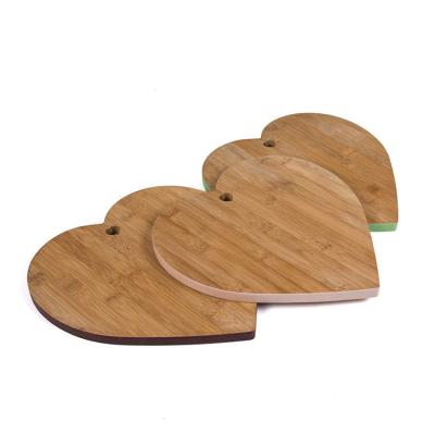 China Placa de bambu da costeleta da cozinha da placa de corte dado forma do coração do produto comestível à venda