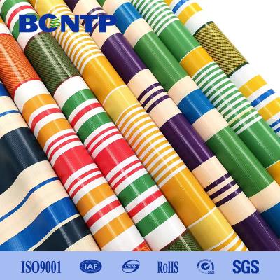 Chine Étoffe de bâton en PVC imperméable à l'eau Étoffe de bâton en PVC à bandes pour auvents extérieurs à vendre