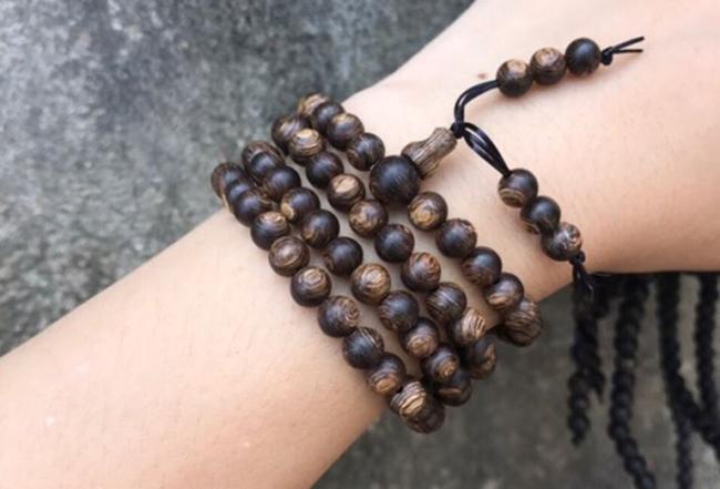 Everyday Agarwood Bracelet Durable with Diamond Gemstone and Crystal Gemstone
