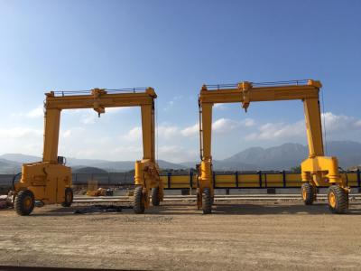 China 2 Units Mobile Gantry Crane On Tyres To Handle Transport Precast Concrete Pillars en venta